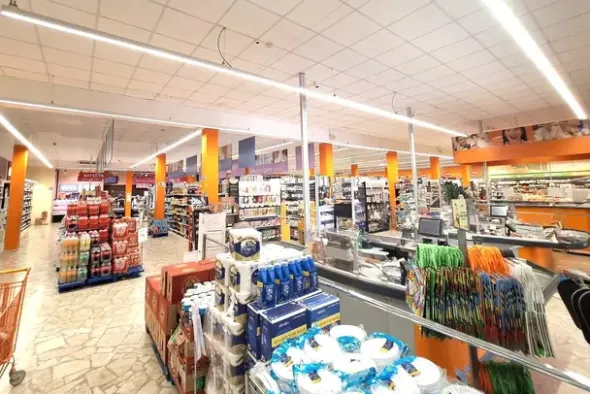 #24098 Edificio commerciale con parcheggio privato