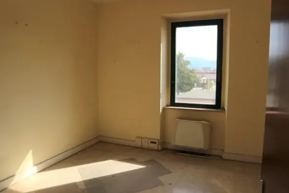 #14857 Edificio terziario con tettoie e corte privata
