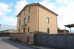 #14857 Edificio terziario con tettoie e corte privata