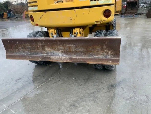 8#6189 Escavatore gommato Komatsu