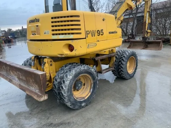 8#6189 Escavatore gommato Komatsu