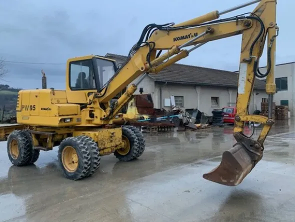 8#6189 Escavatore gommato Komatsu