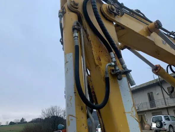 8#6189 Escavatore gommato Komatsu