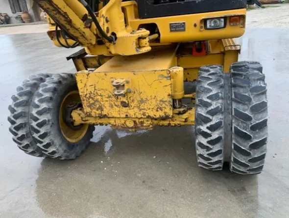 8#6189 Escavatore gommato Komatsu