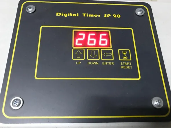 Espositore per telai serigrafici a luce UV con neon
