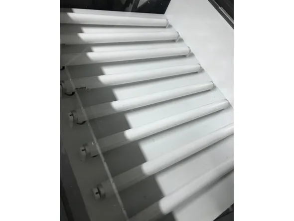 Espositore per telai serigrafici a luce UV con neon