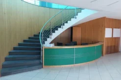 #20780 Fabbricato direzionale con cortile privato