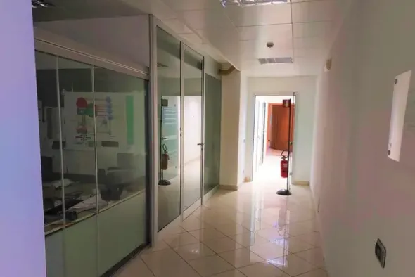 #20780 Fabbricato direzionale con cortile privato