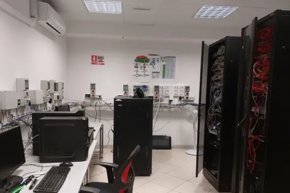 #20780 Fabbricato direzionale con cortile privato