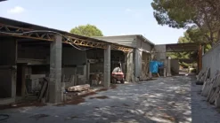 FABBRICATO + TETTOIE + PIAZZALE + TERRENO