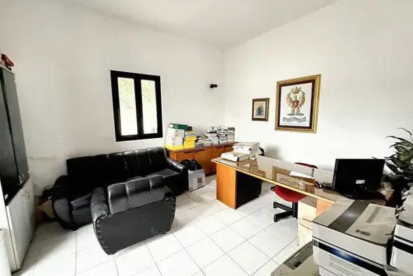 #23848 Fabbricato uso ufficio con terreno di 17.232 mq