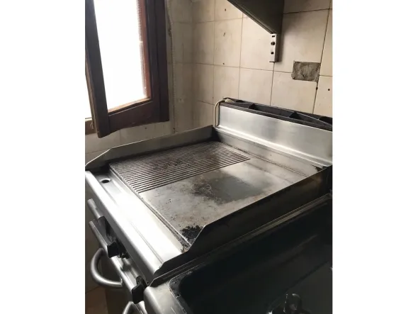 Fry top a gas SIGA con vano contenitore e vaschetta per scarico