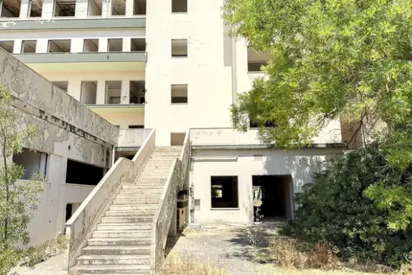 #24196 Hotel con pertinenze da ristrutturare e bonificare