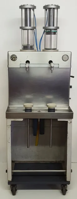Imbottigliatrice pneumatica a due teste.