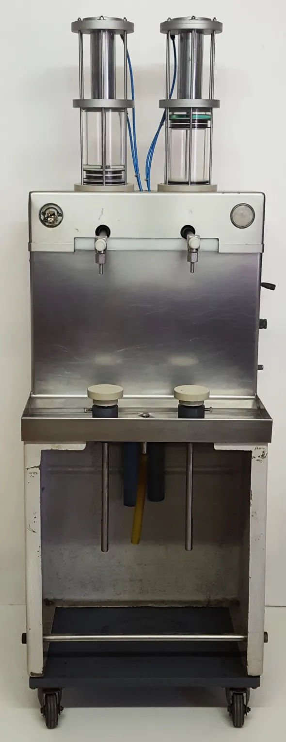 Imbottigliatrice pneumatica a due teste.