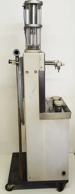 Imbottigliatrice pneumatica a due teste.