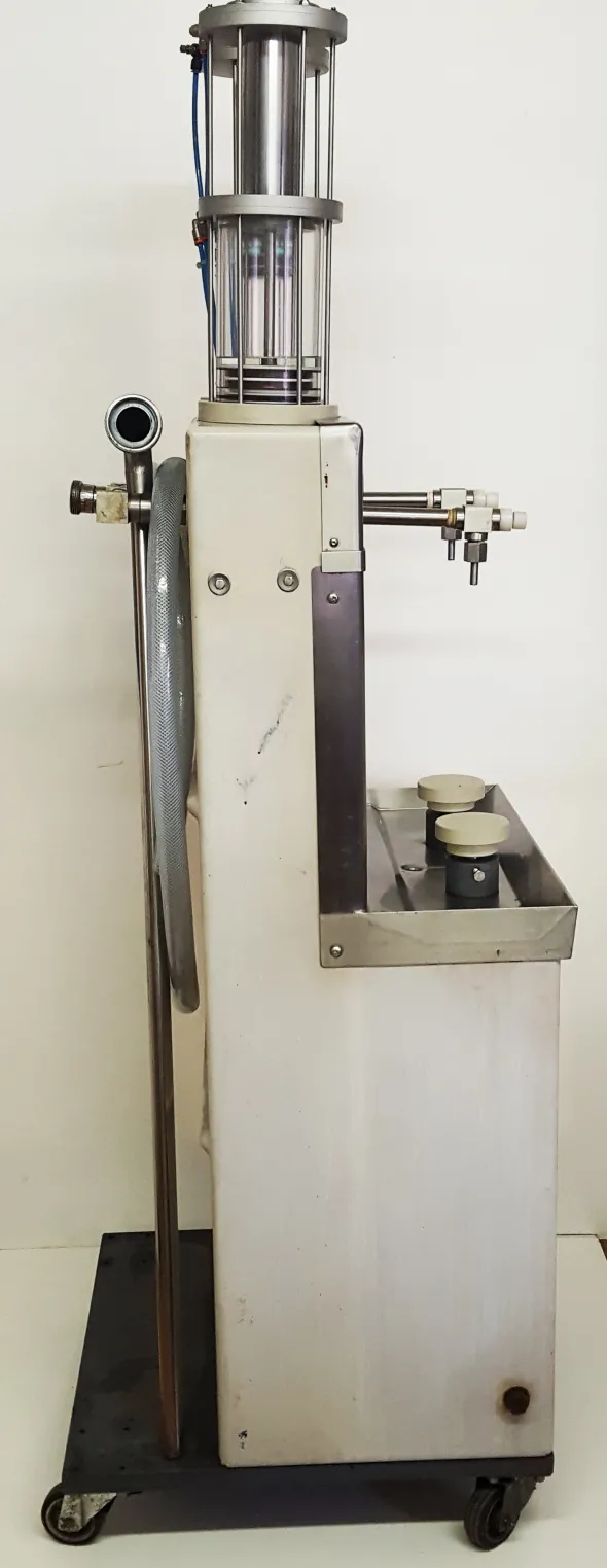 Imbottigliatrice pneumatica a due teste.