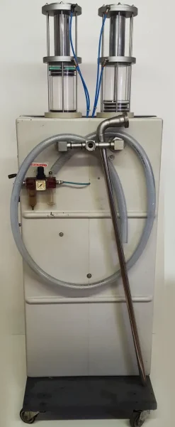Imbottigliatrice pneumatica a due teste.
