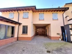 #14709 Immobile direzionale con giardino e piscina