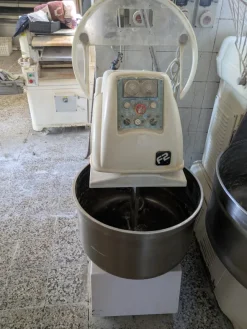 Impastatrice a spirale automatica a vasca fissa