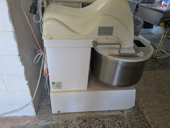 Impastatrice a spirale automatica a vasca fissa