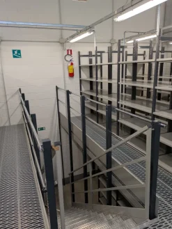 Impianto scaffalature metalliche con soppalco