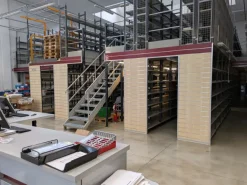 Impianto scaffalature metalliche con soppalco