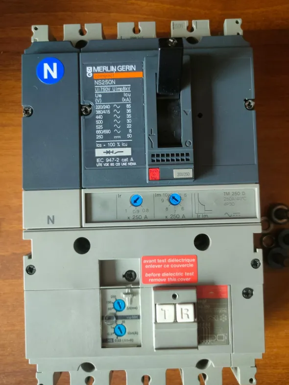 Interruttore gerin merlin250A/bobina sgancio Schneider