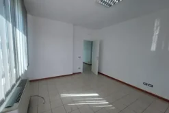 #25748 In vendita o locazione commerciale ufficio al sesto piano con posto auto scoperto