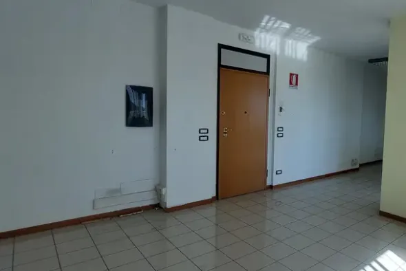 #25748 In vendita o locazione commerciale ufficio al sesto piano con posto auto scoperto