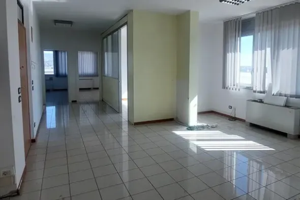 #25748 In vendita o locazione commerciale ufficio al sesto piano con posto auto scoperto