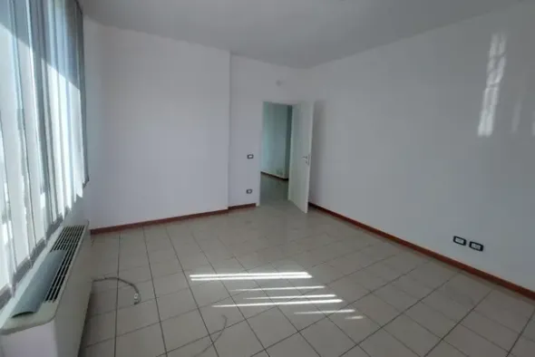 #25748 In vendita o locazione commerciale ufficio al sesto piano con posto auto scoperto