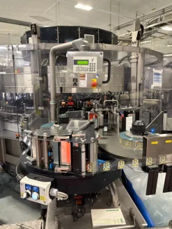 LC617 Linea di imbottigliamento vetro KRONES usata