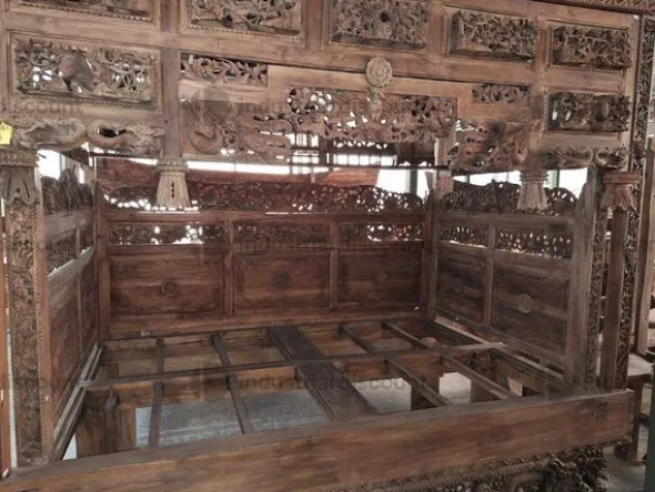 10#9425 Letto baldacchino e Tavolo