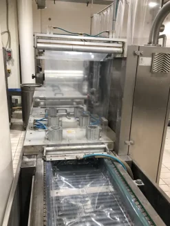 LINEA DI CONFEZIONAMENTO SOTTOVUOTO CON NASTRI
