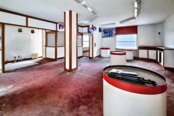 #25803 Locale commerciale con cantina (ex istituto bancario)