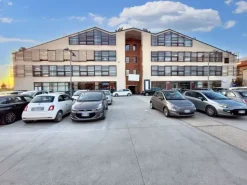 #22982 Locale commerciale con garage (sub 79)