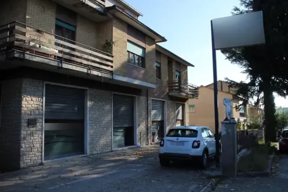 #11751 Locale commerciale con zona ristoro al piano terra