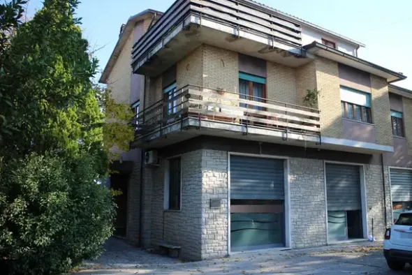 #11751 Locale commerciale con zona ristoro al piano terra