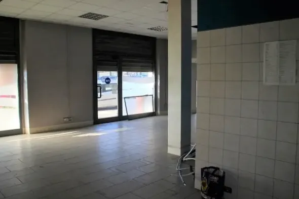 #11751 Locale commerciale con zona ristoro al piano terra