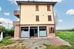 #24716 Locale commerciale ex pizzeria con ampia corte esclusiva