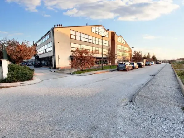 #22971 Locale commerciale in centro polifunzionale