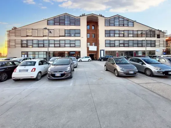 #22971 Locale commerciale in centro polifunzionale