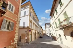 #24782 Locale commerciale in palazzo storico