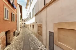 #24782 Locale commerciale in palazzo storico