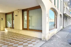 #25831 Locale commerciale in struttura polifunzionale