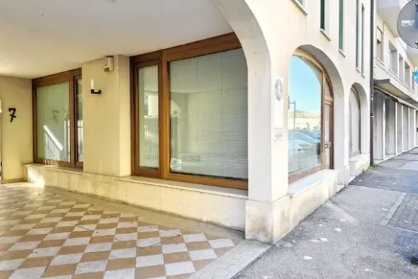 #25831 Locale commerciale in struttura polifunzionale
