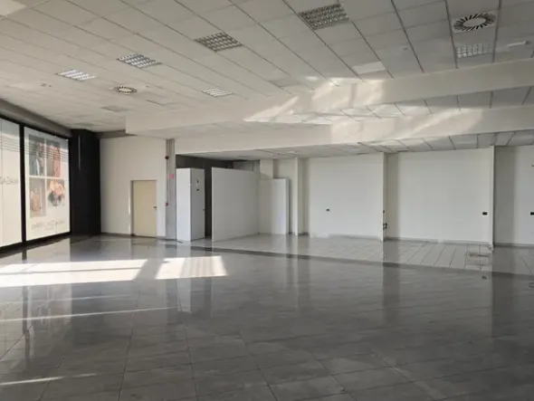 #2515047 Locale commerciale su due piani