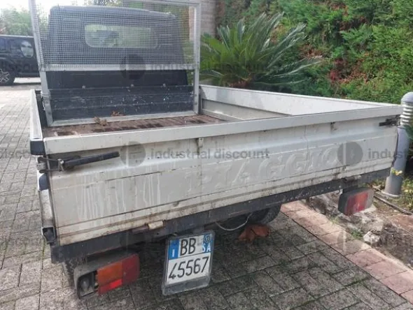 23#8949 Lotto blocco di Arredi e attrezzature da bar e Motoveicolo Ape