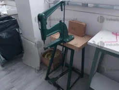 208#8883 Lotto macchinari per la confezione e lavorazione pelli